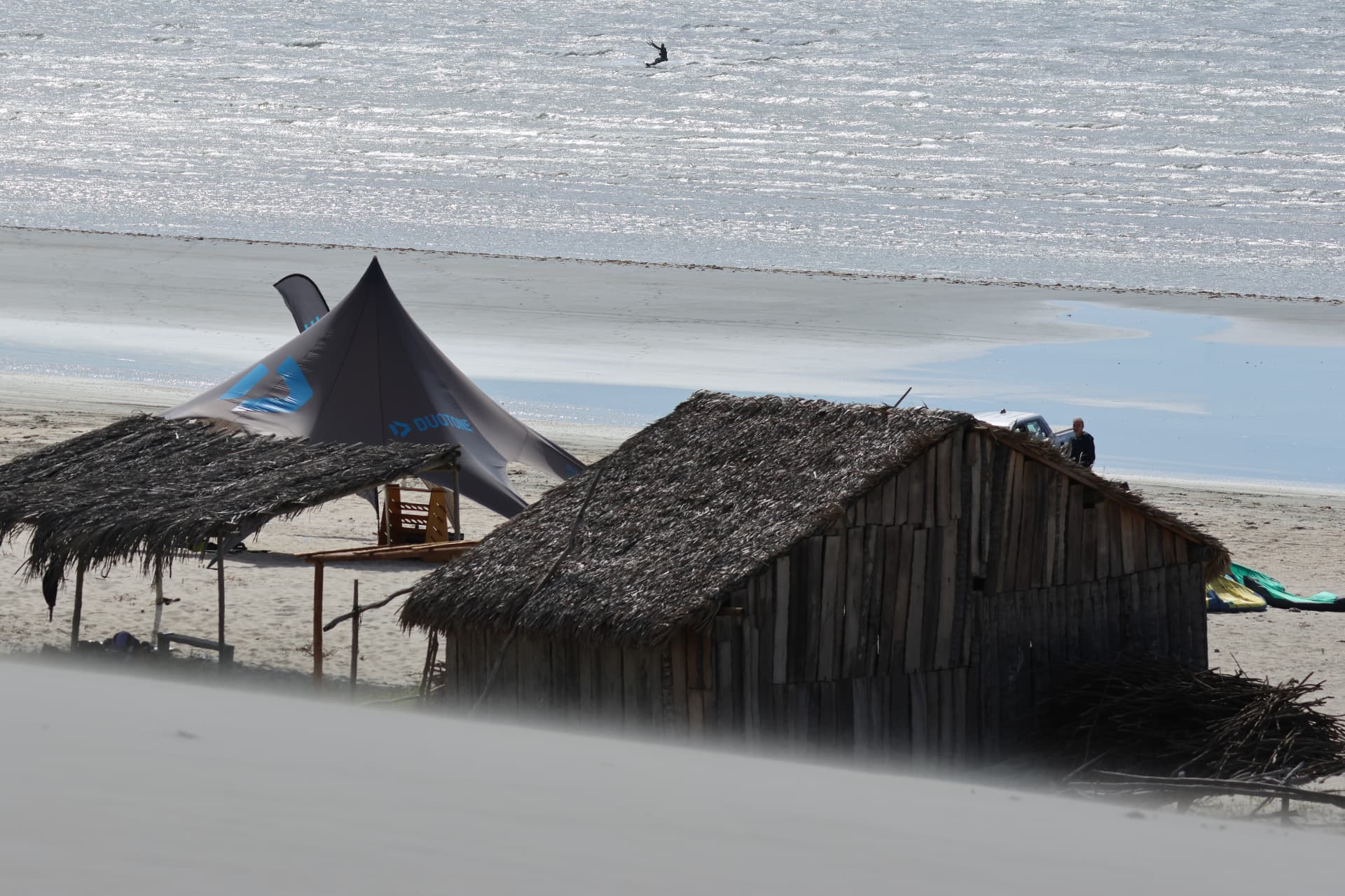 Cabanas rústicas entre as dunas e o mar