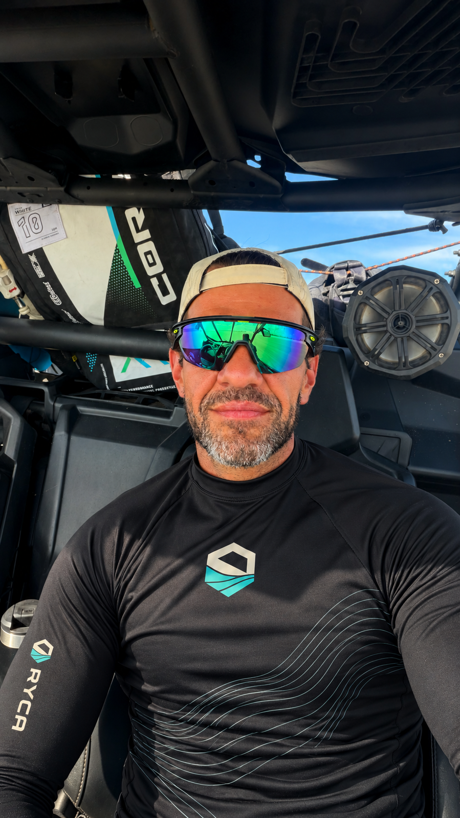 Curador local da RYCA com equipamento de kitesurf